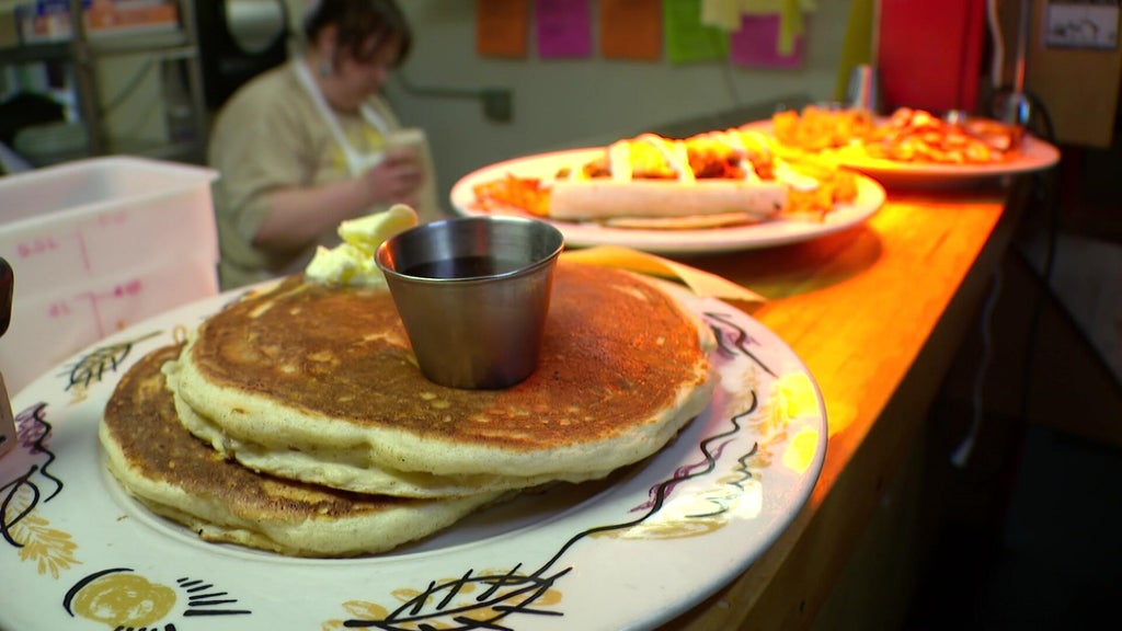 Modern Times Cafe closing at end of year after providing 30,000 free meals in wake of ICE surge — WCCO / CBS Minnesota, Burnsville Dining news