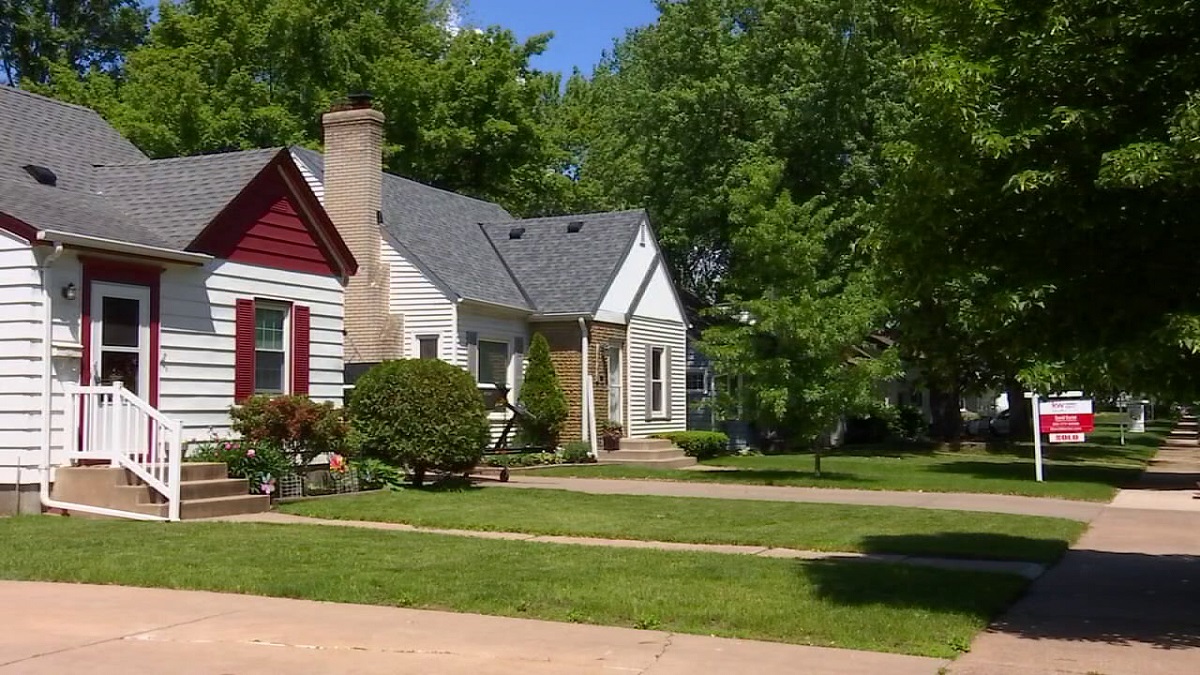 US pending home sales sink near 12-year low as rates top 7%: Report — FOX 9