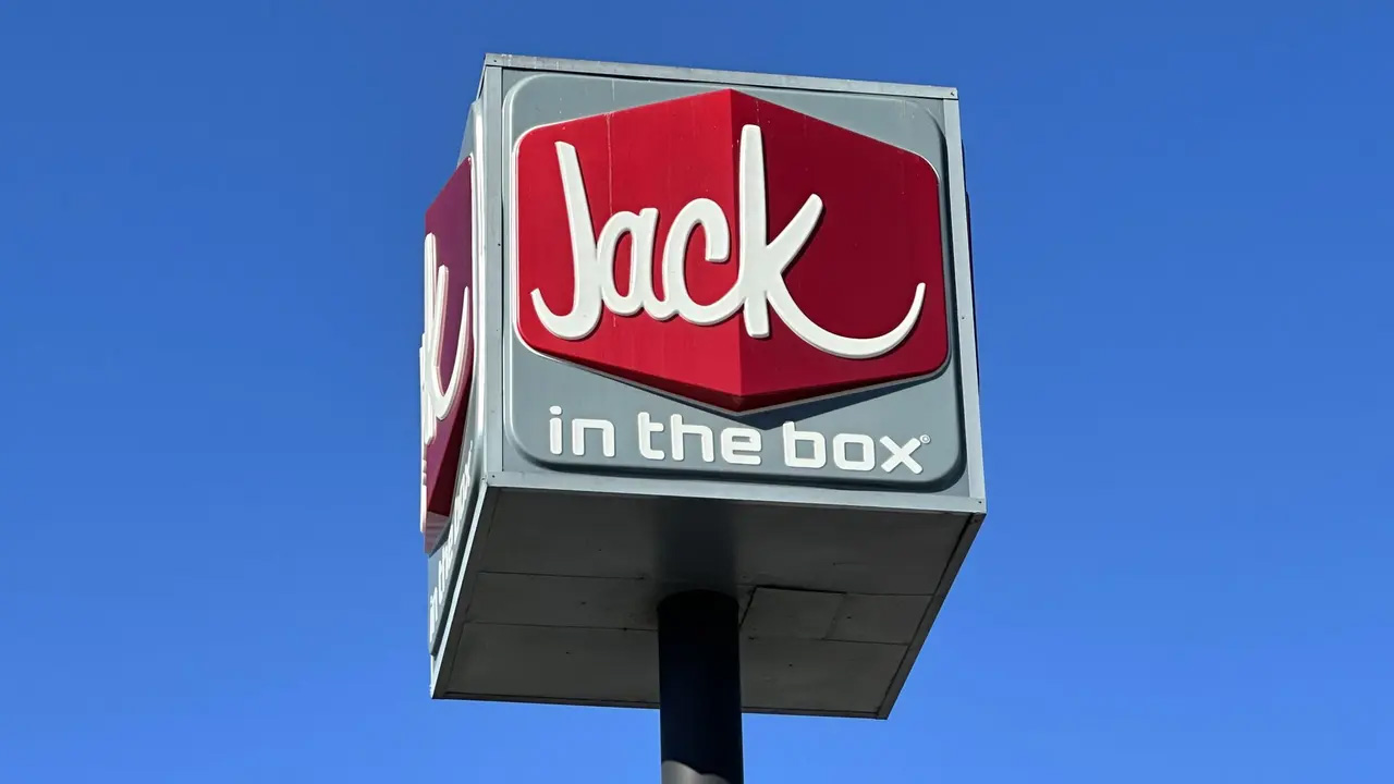 Scalding hot coffee thrown into fast-food manager’s face by angry customer, DA says — Burnsville Dining news